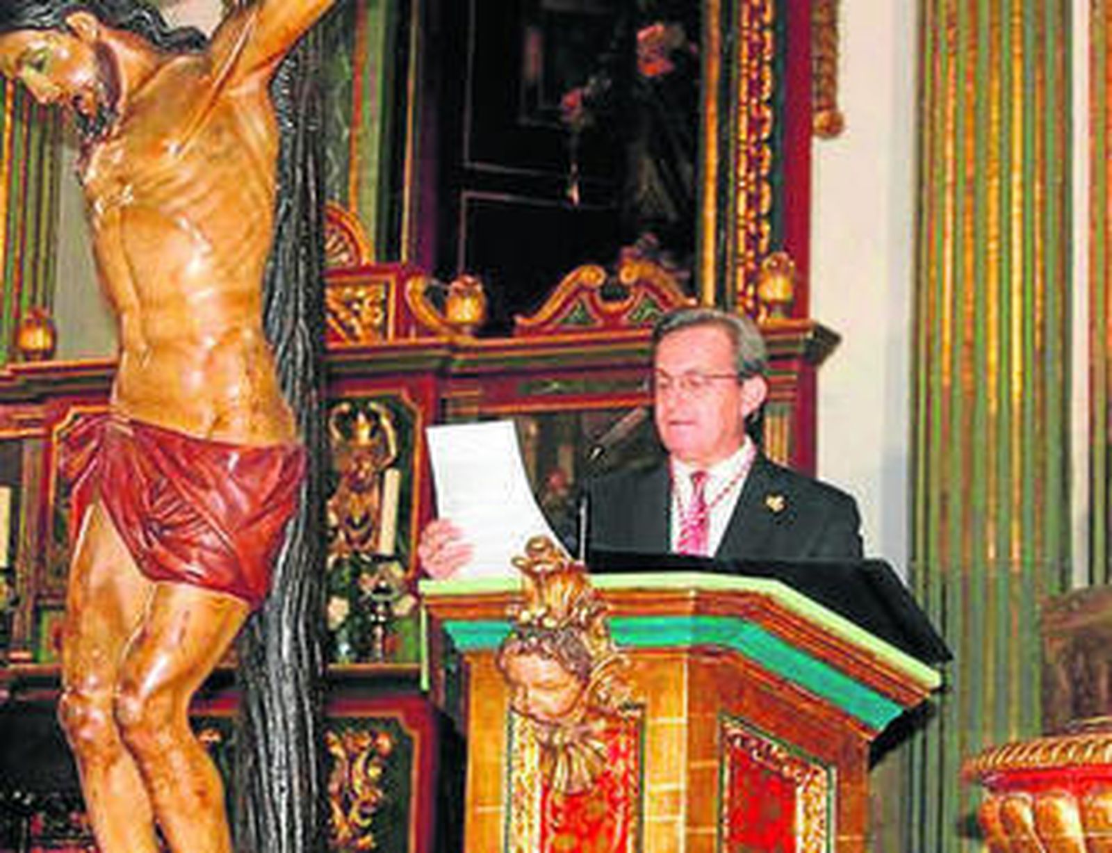 El Hermano Mayor junto al presentador, consiliario, fotógrafo y mantenedor del acto.