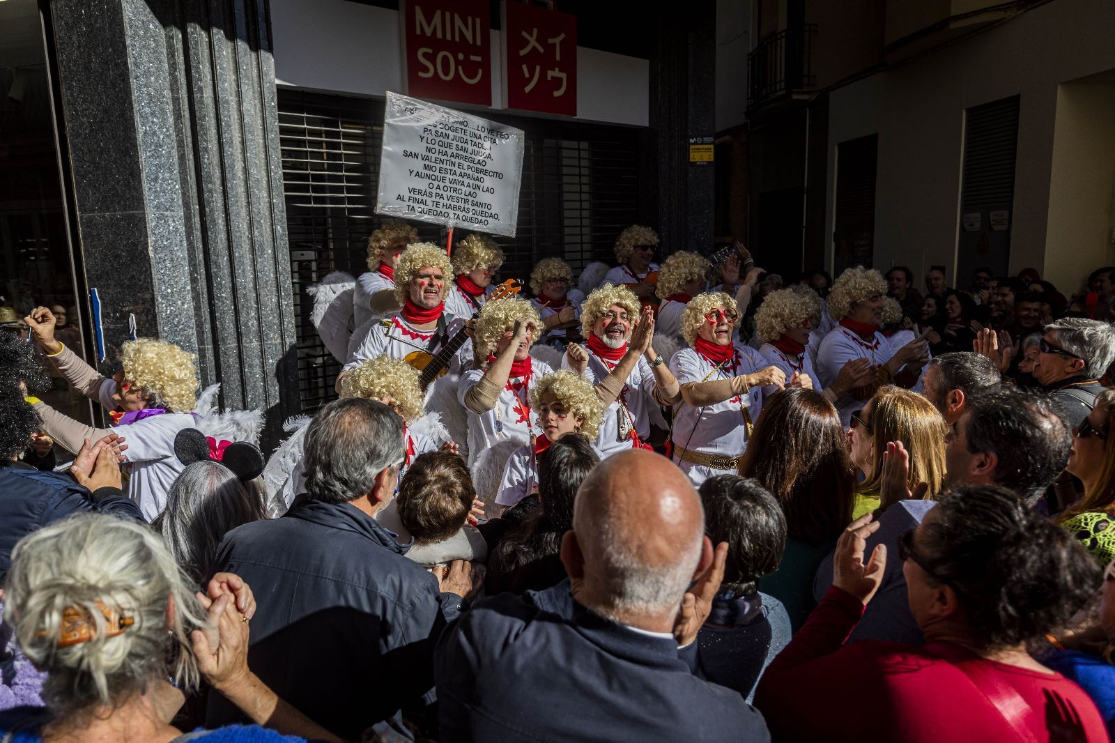 Las imágenes del Domingo de Piñata del Carnaval de Cádiz 2023.