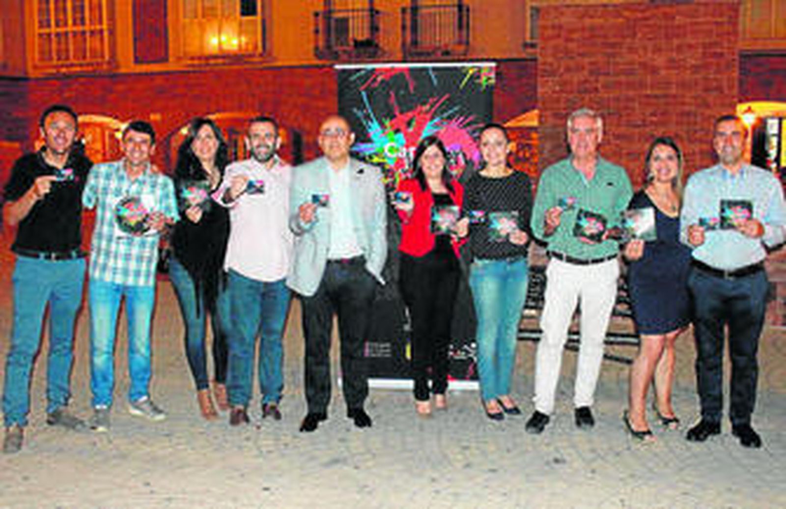 El alcalde y concejales durante la presentación del carnet joven.