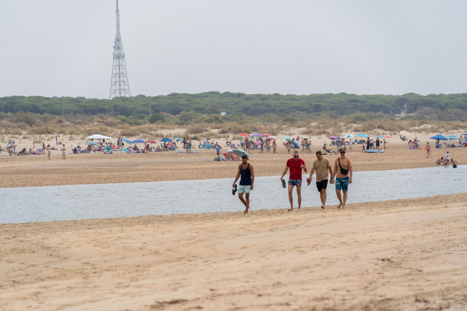 La mañana nublada en las playas de El Portíl