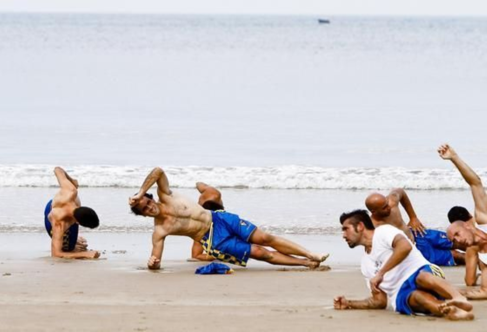 El Cádiz cambia el césped por la arena de la playa para seguir con su preparación para la temporada. 

Foto: Lourdes de Vicente