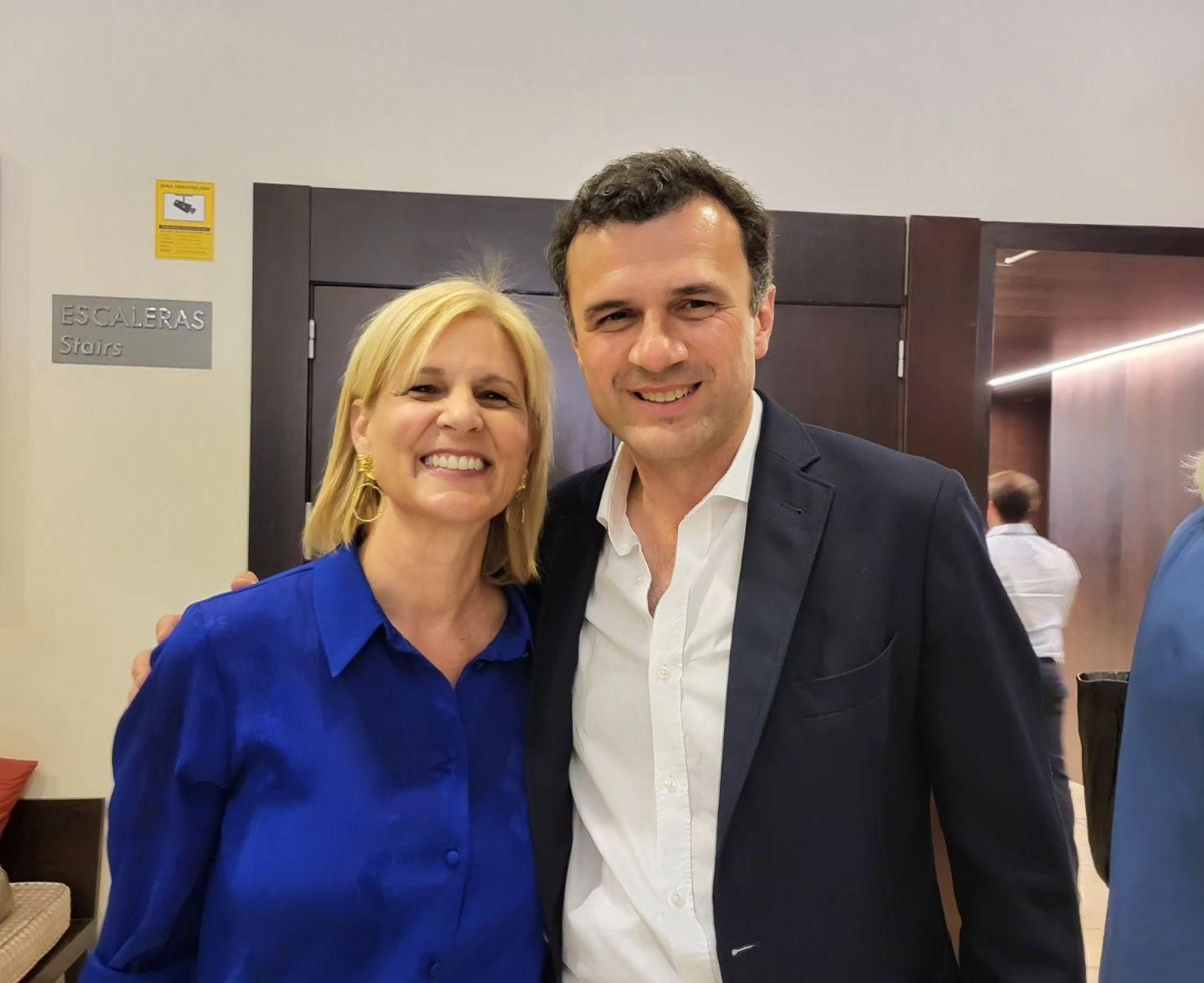 María José García-Pelayo celebra su mayoría absoluta junto a Juanma Moreno