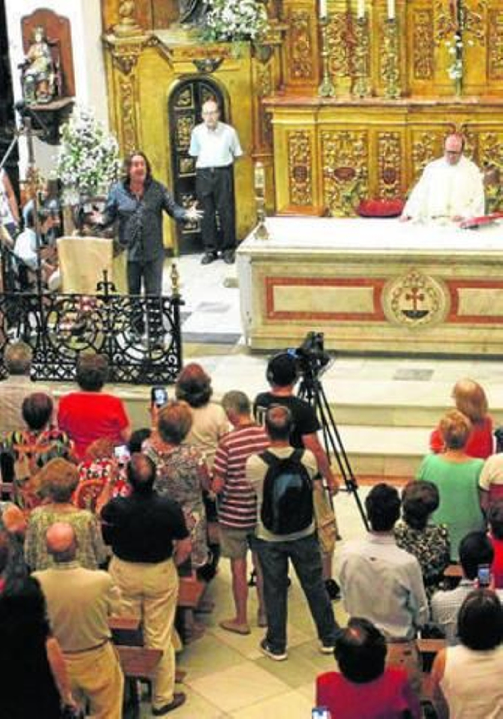 Pepe el Marismeño canta durante la misa.