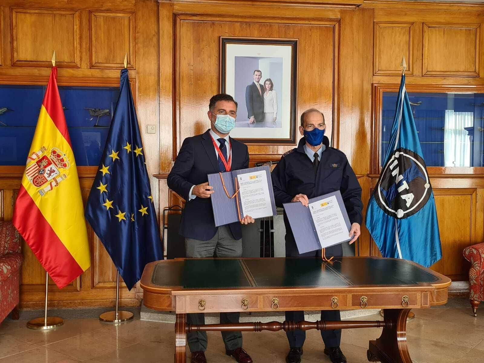 Gustavo Cuéllar y el general Salom tras la firma del acuerdo. Gustavo Cuéllar y el general Salom tras la firma del acuerdo.