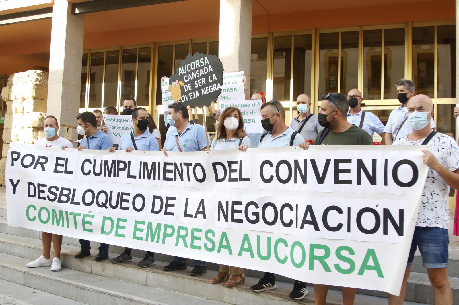 Un momento de la concentración ante la puerta del Ayuntamiento de Córdoba.