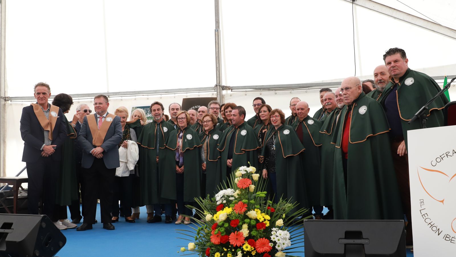 Integrantes de la Cofradía del Lechón Ibérico de Cardeña.