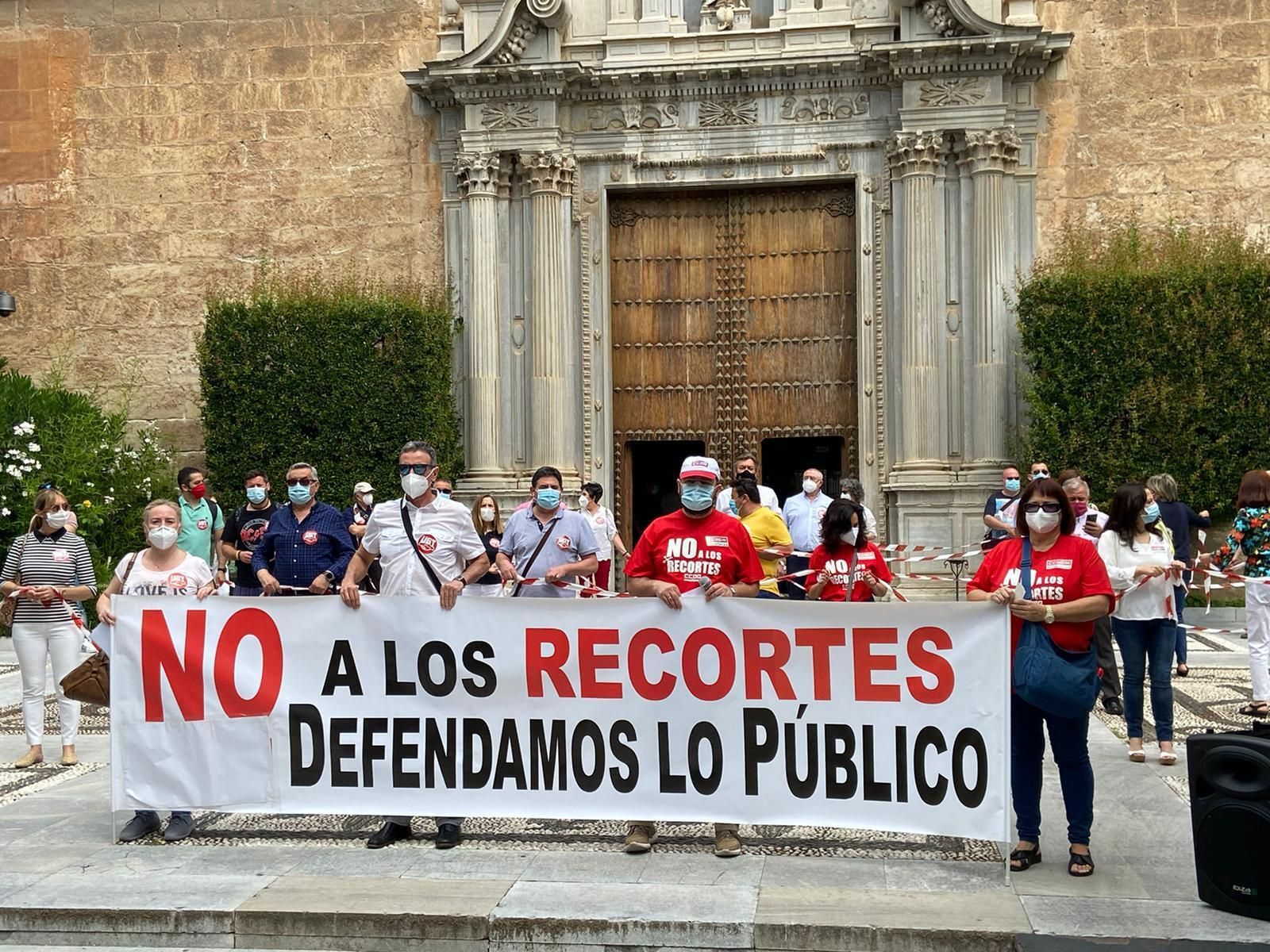 Imágenes de la concentración frente al Rectorado de la UGR.