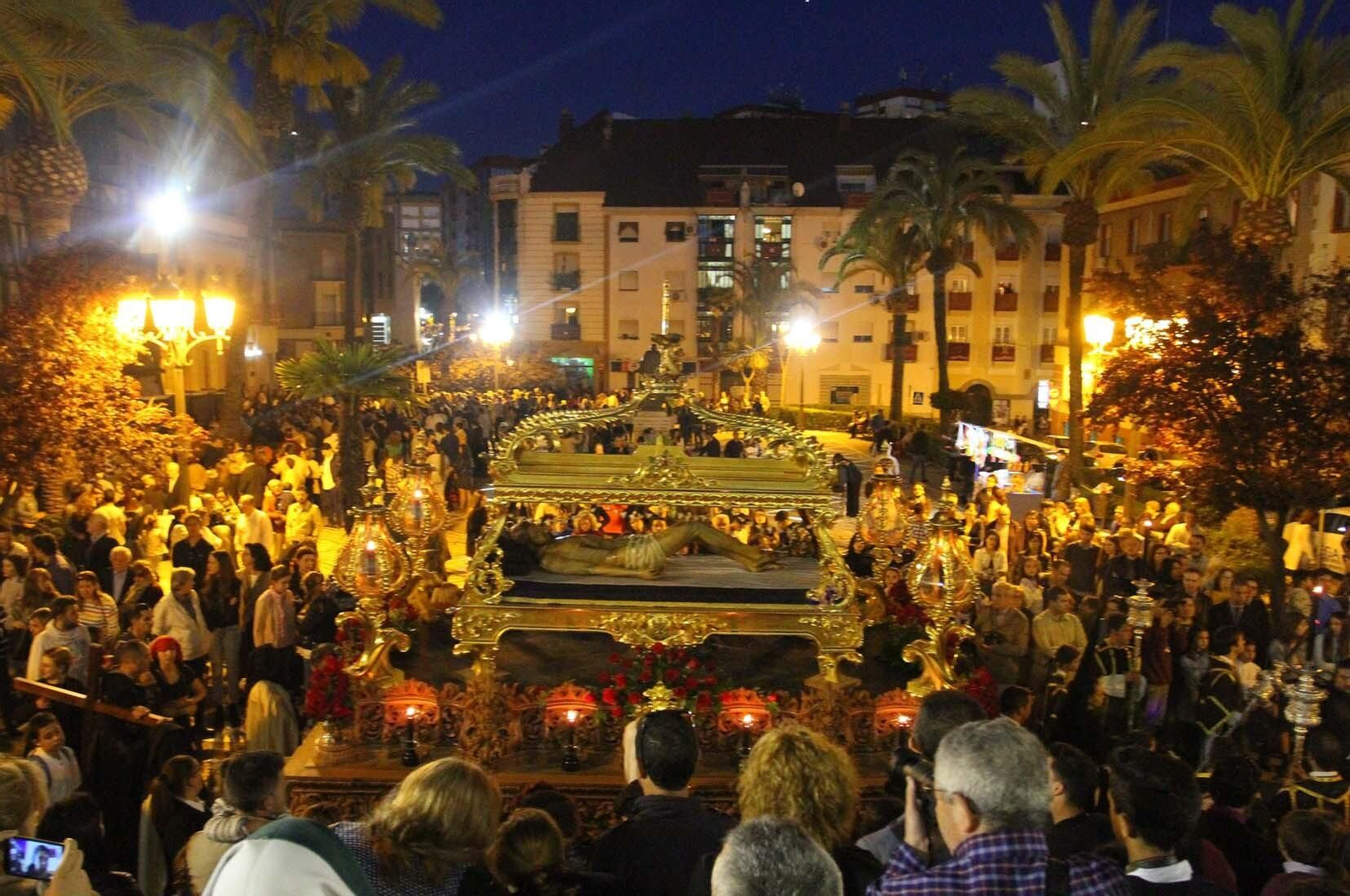 El paso con la imagen del Cristo yacente.