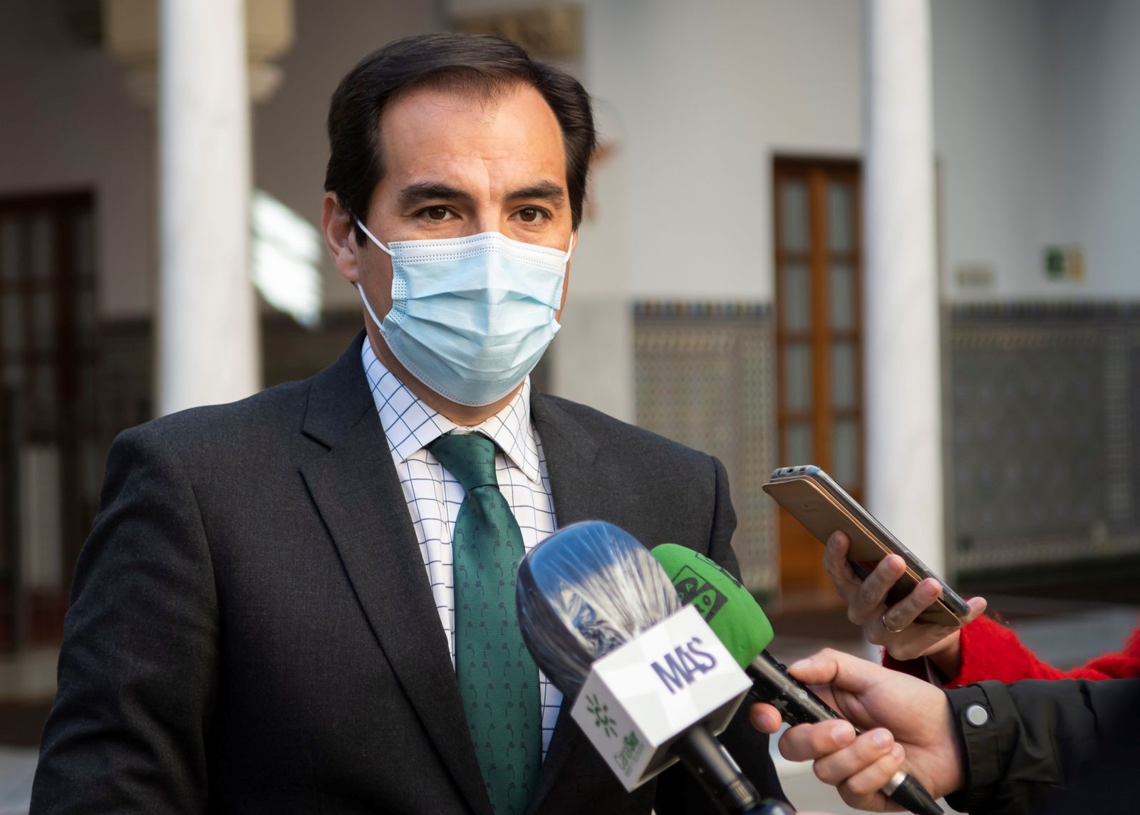 José Antonio Nieto, durante una atención a medios en el Parlamento de Andalucía.