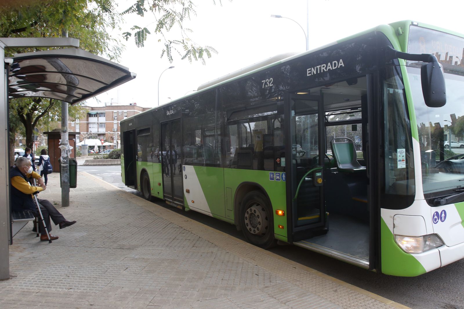 Un autobús de Aucorsa espera viajeros en una parada.
