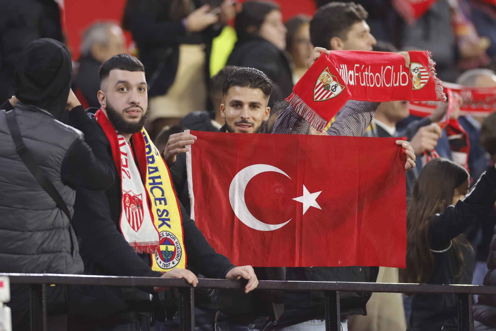 Búscate en las fotos del Sevilla-Fenerbahçe,
