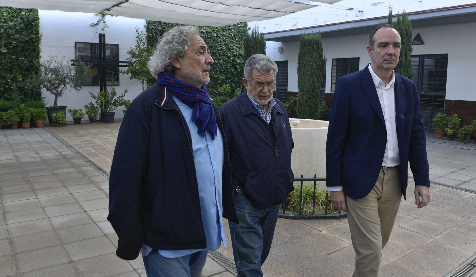 De izquierda a derecha, José Chamizo, Emilio Calderón y Jaime Bretón, en la parroquia de Las Letanías.