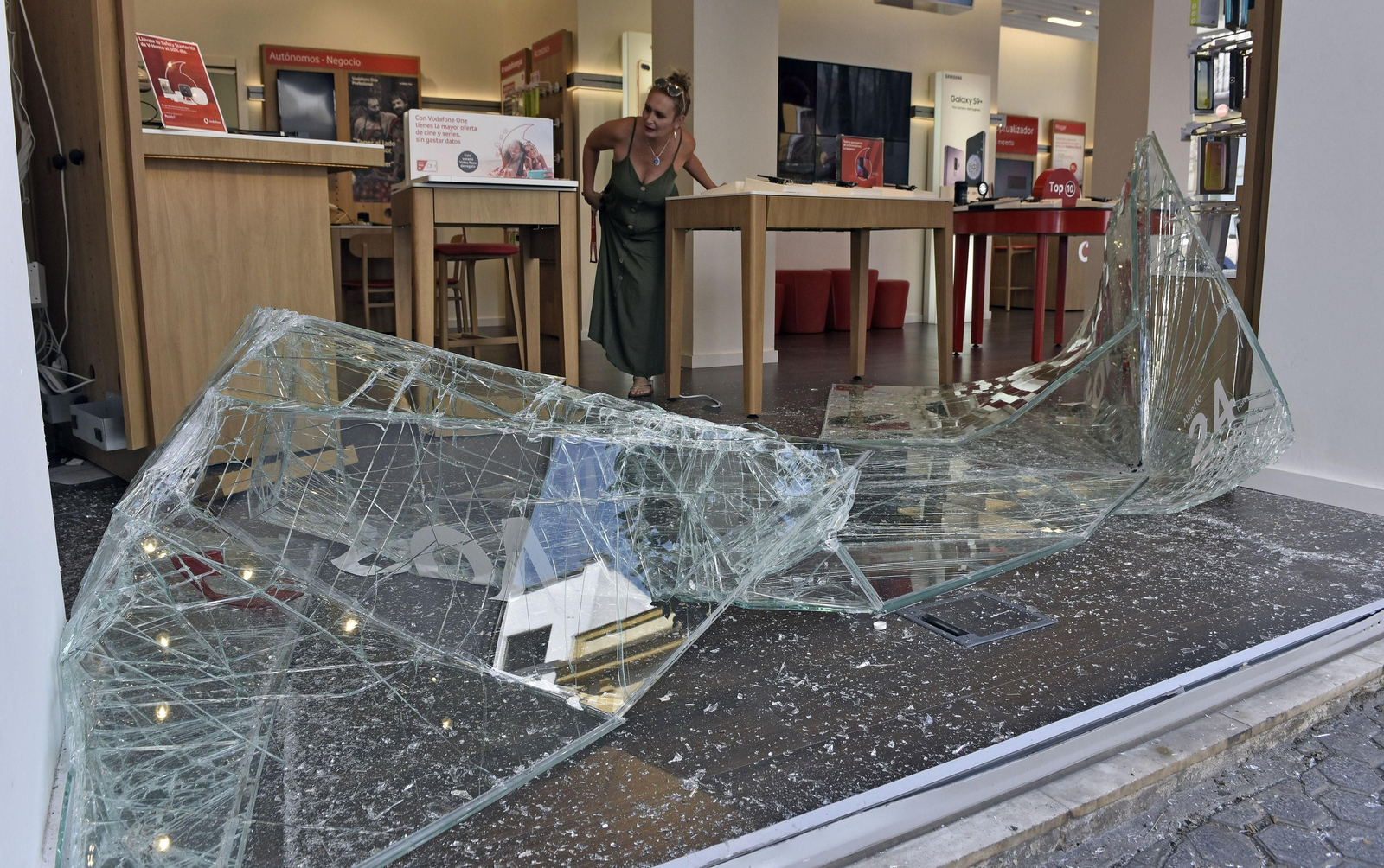 Así quedó la tienda de Vodafone de la calle Feria.