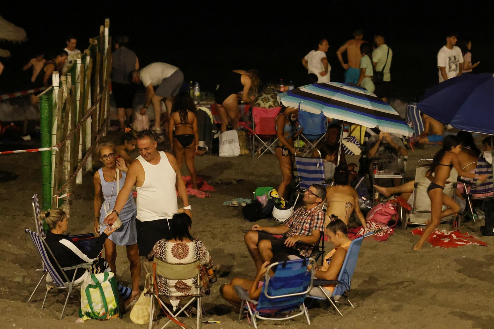 Así se vive la Noche de San Juan en la playa de la Malagueta de Málaga, en fotos
