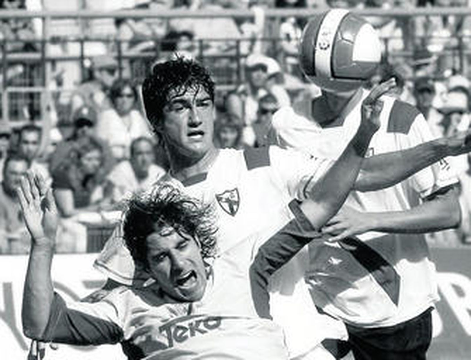 Gastón Casas se queja de la entrada de un joven sevillista en el último antecedente del partido de mañana.