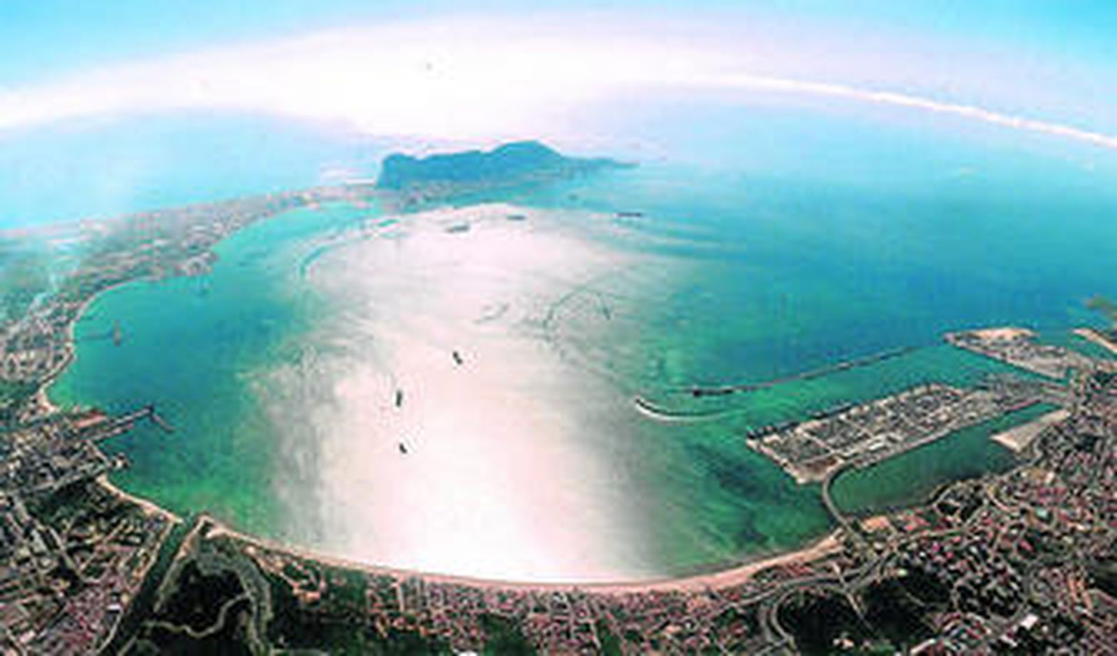 Imagen aérea de la bahía de Algeciras. La situación fronteriza del Campo de Gibraltar es un aspecto que influye en el habla de la zona.