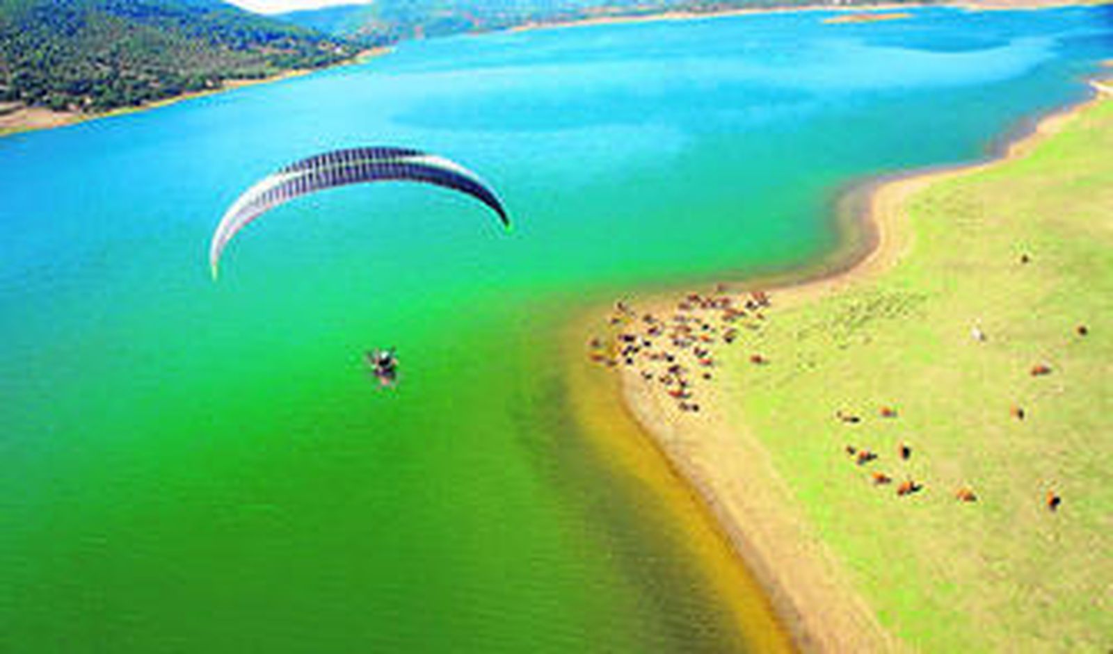 1. Vuelo de un paramotor sobre el pantano José Torán, una de las zonas referentes para está práctica en todo el territorio nacional. 2. Restos del Castillo. 3. Antiguas pilas, reducto del pasado local.