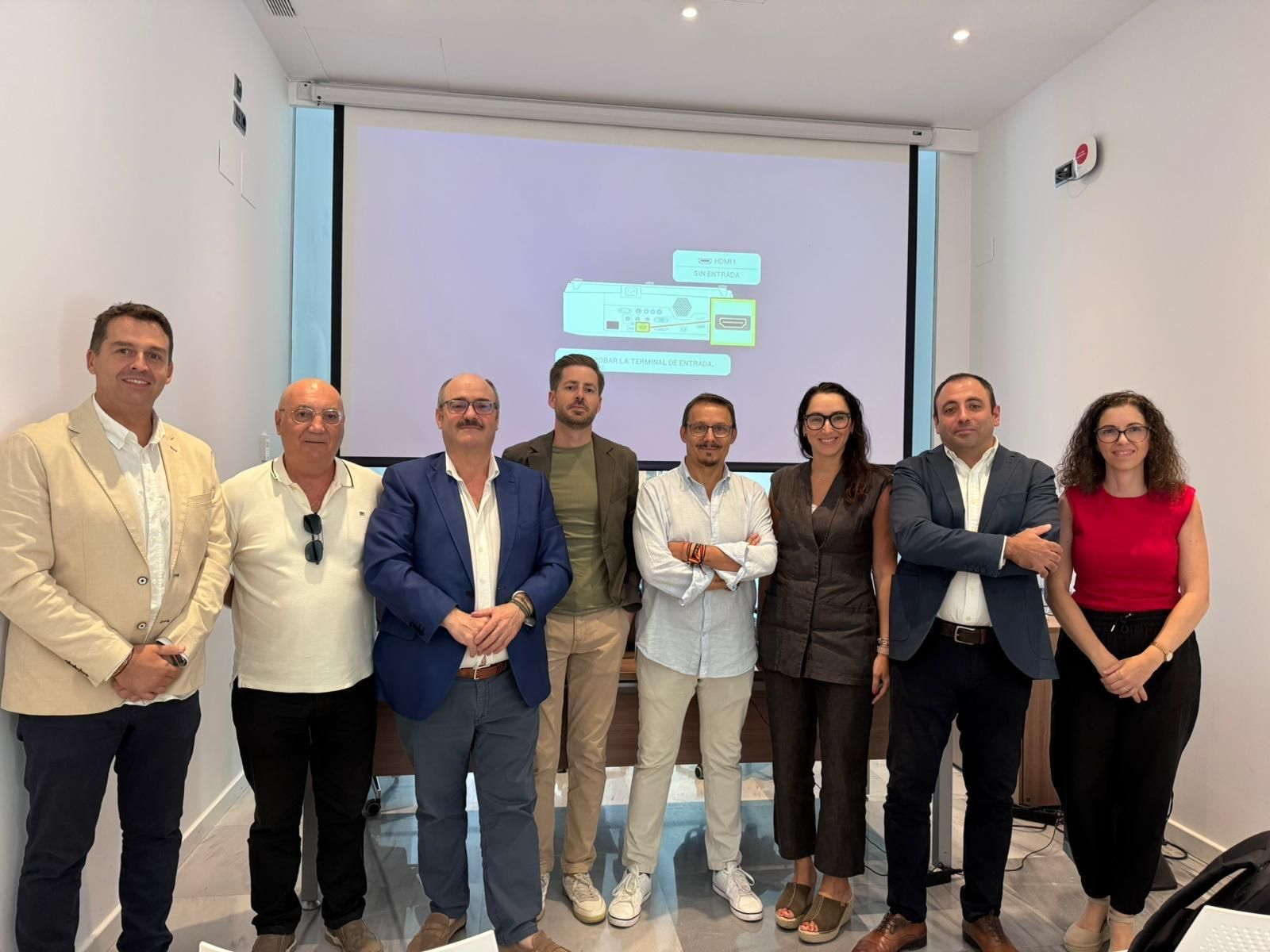 Foto de familia de los presentes en la charla.