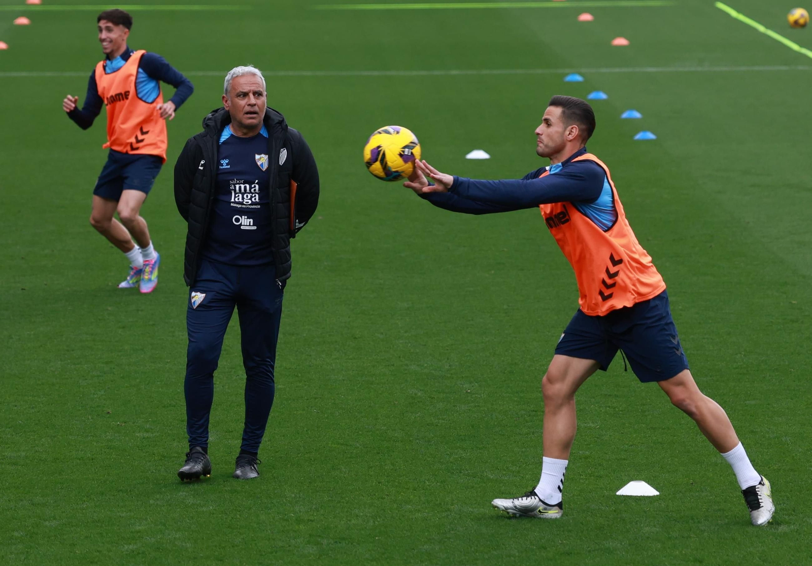 El Málaga CF se divierte con baloncesto en La Rosaleda antes de medirse al Racing de Ferrol