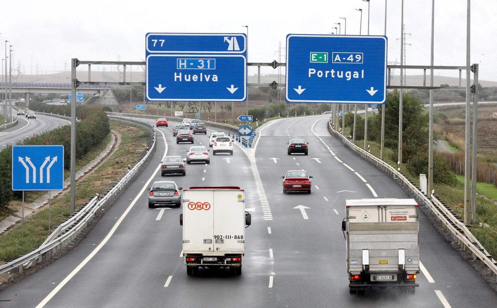 La autovía A-49 en dirección Huelva y Portugal. La autovía A-49 en dirección Huelva y Portugal.