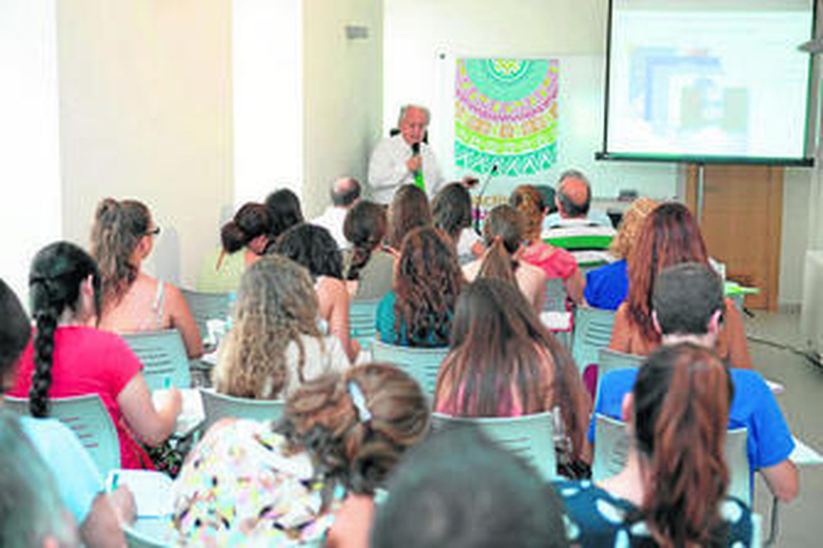 El experto Óscar Fernández impartiendo una conferencia sobre la esclerosis en los cursos de la UMA.