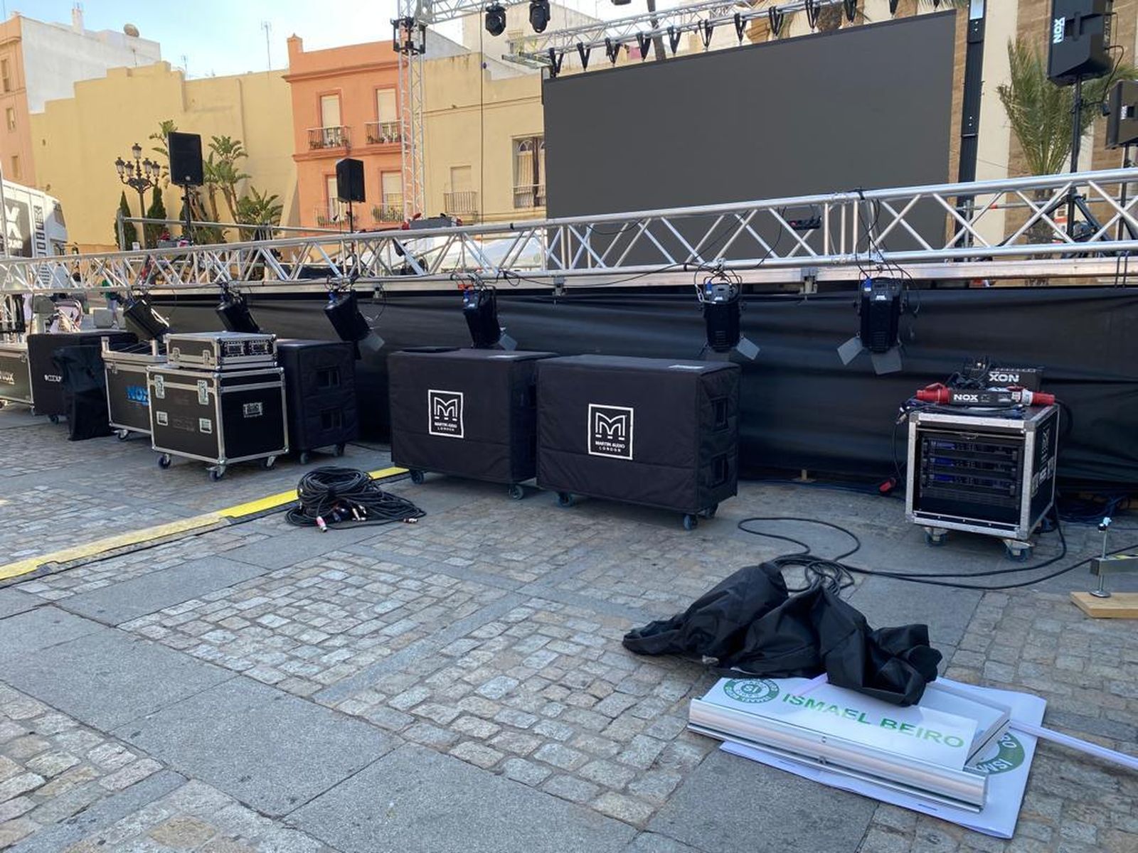 El escenario sin espectáculo y un cartel de Beiro en el suelo pasadas las siete de la tarde.