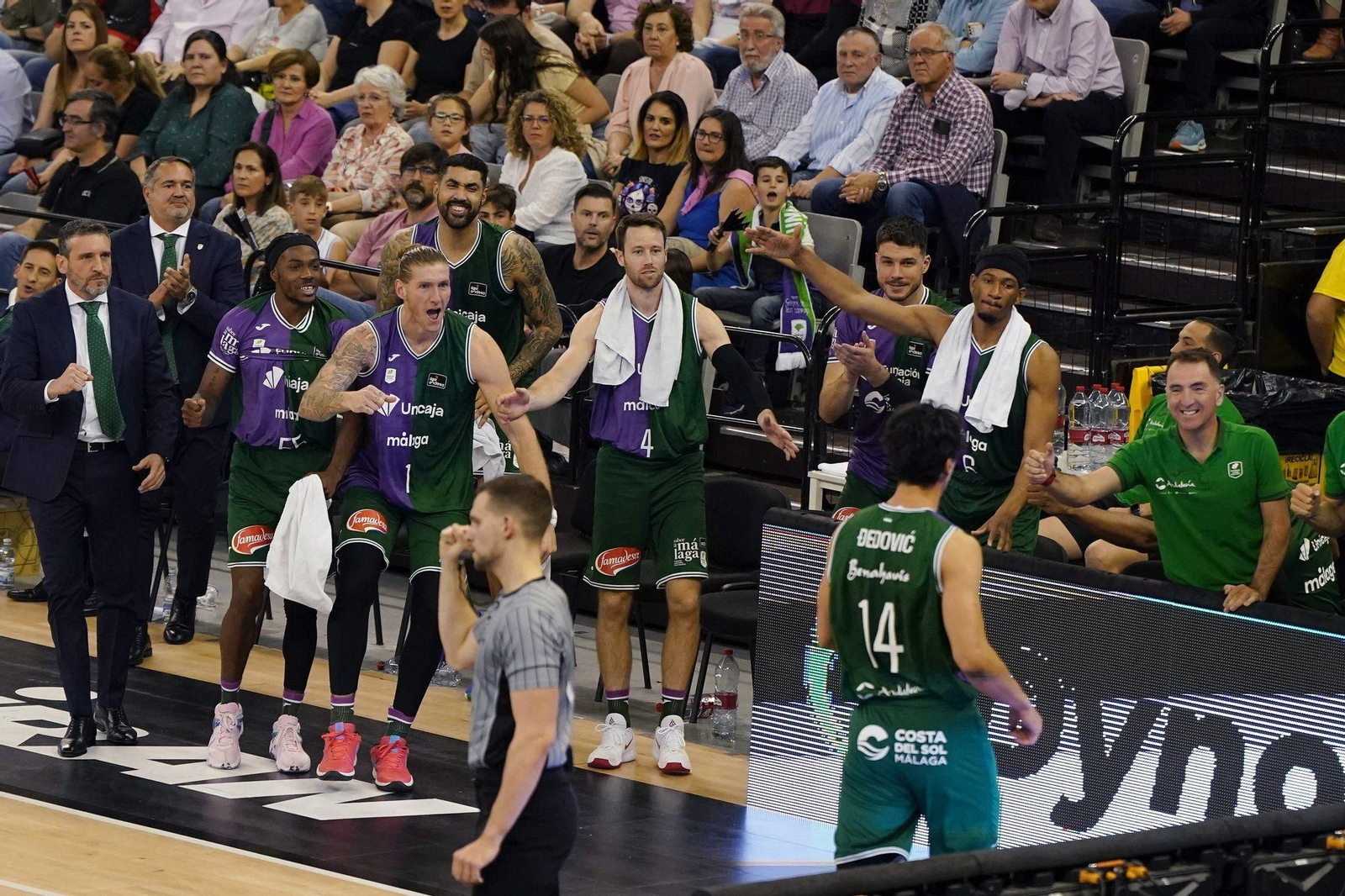 El Unicaja celebra en Granada