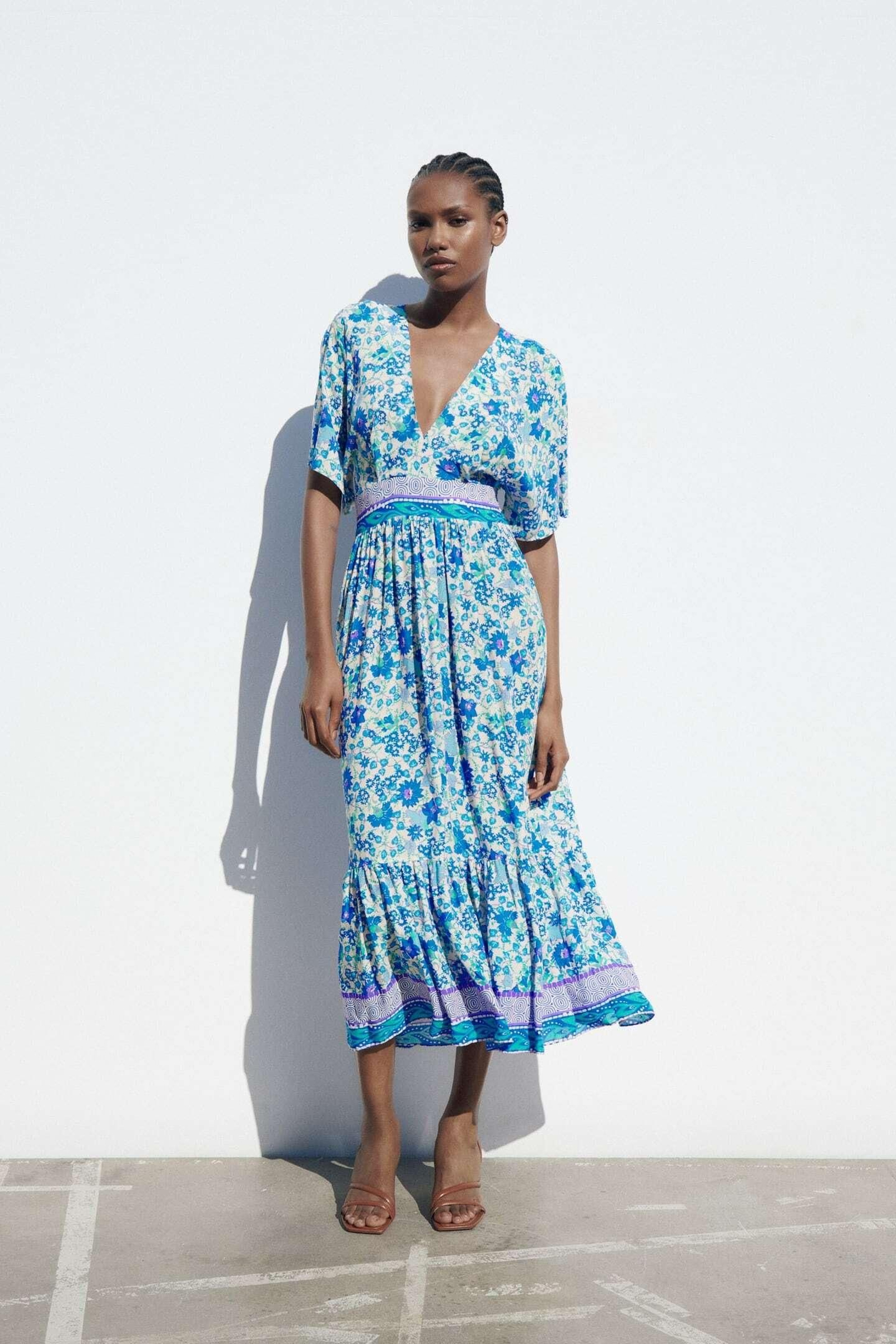 Vestido de flores azules de Zara.