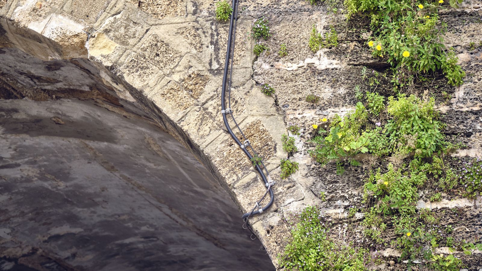 Cables cubriendo una fachada de Cádiz.