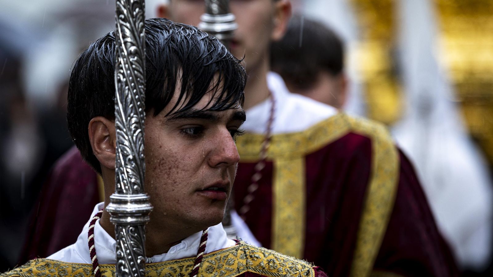 En imágenes,  El Prendimiento de San Fernando tuvo que volverse a su templo entre lágrimas y lluvia