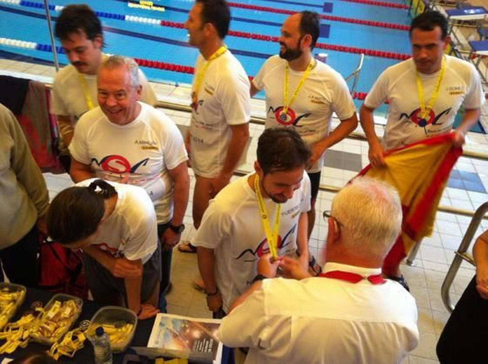 El Secretario de la ASA pone una medalla a Manuel Acuña