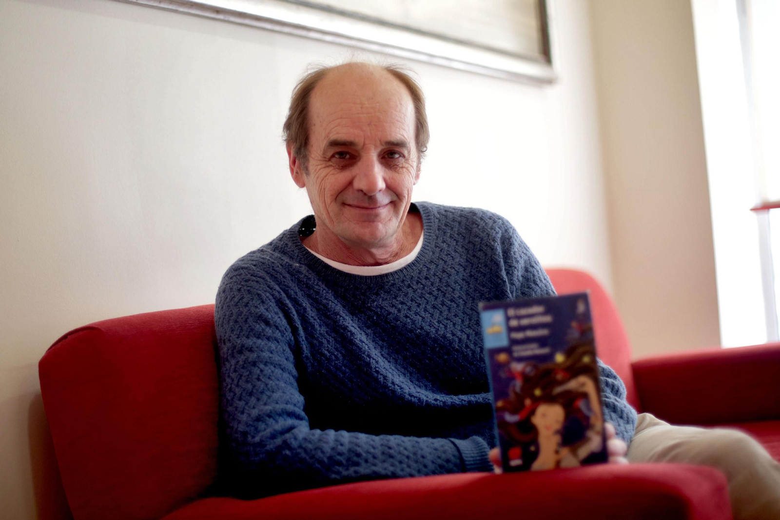 El escritor gaditano Pepe Maestro, con su libro 'El cazador de aerolitos' en Diario de Cádiz.