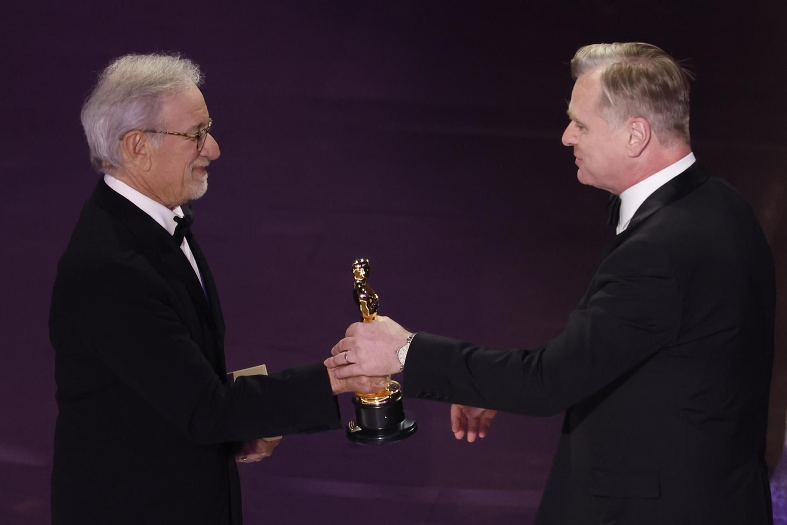 Christopher Nolan recibe el Óscar a la mejor película de manos de Steven Spielberg.