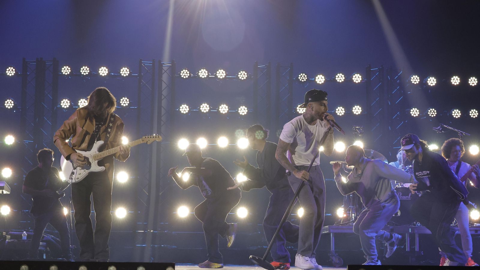 Rauw Alejandro ensayando junto a Juanes en Fibes