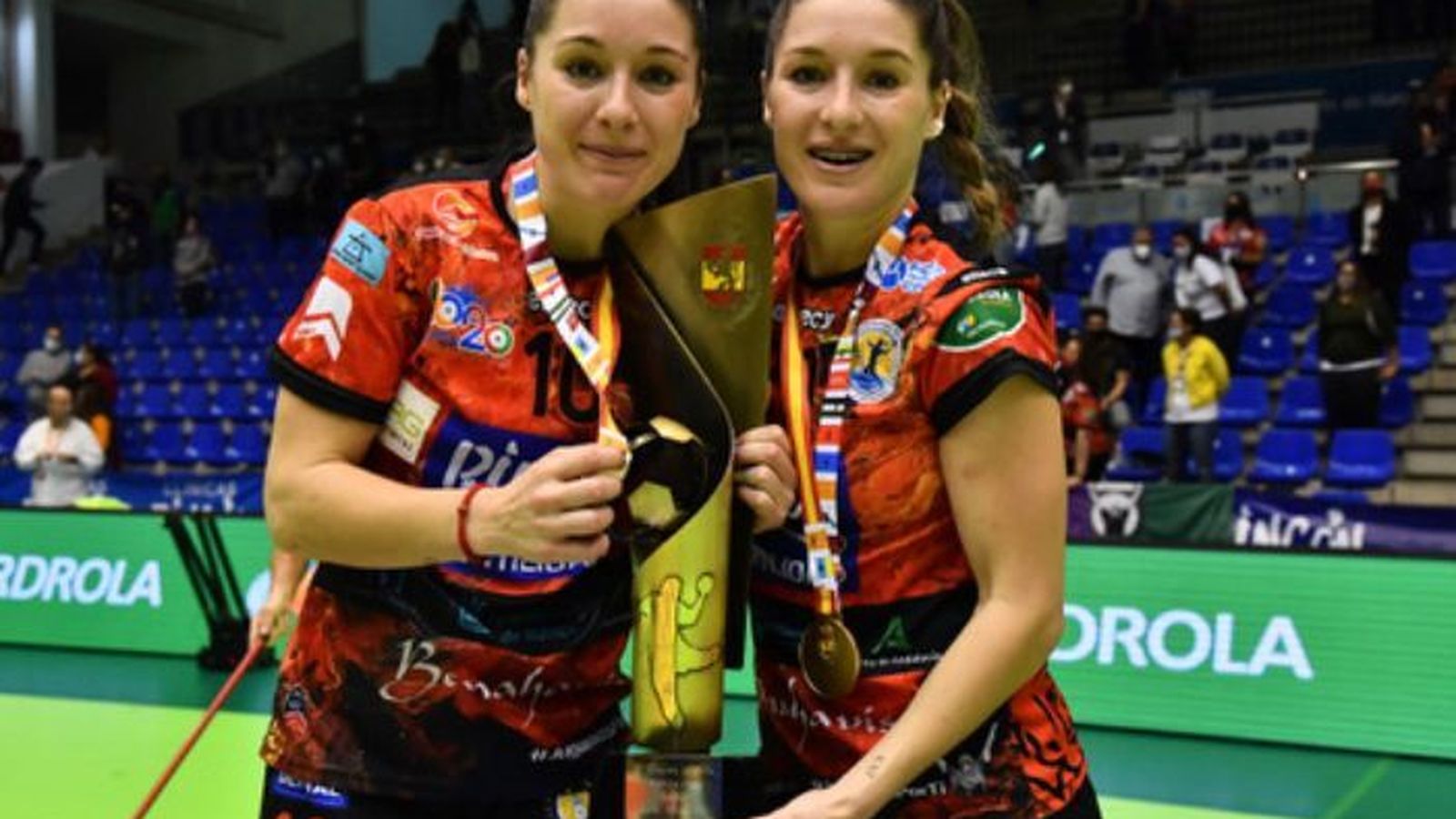Las dos hermanas, con la Supercopa de España.