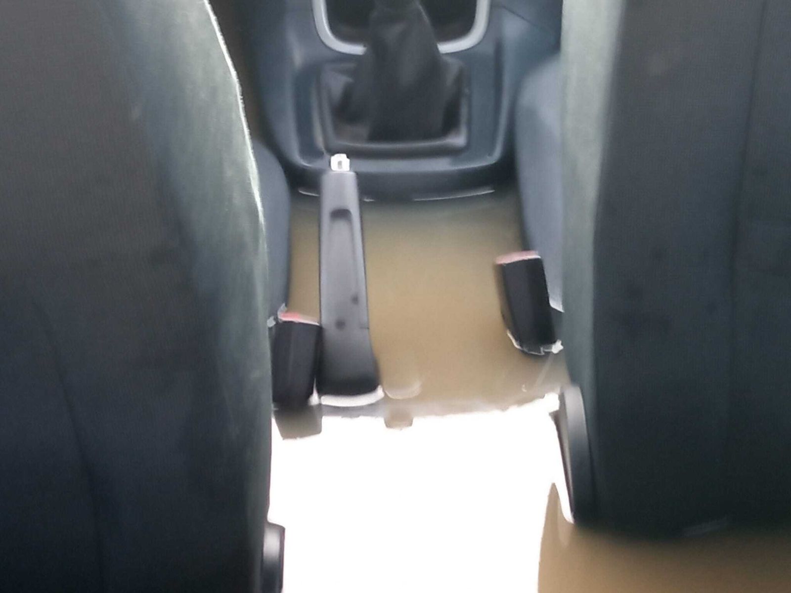 La avería en una tubería anega Sacaba de aguas fecales