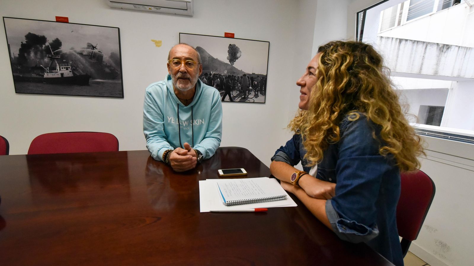 Ignacio Vinuesa, en la redacción de Europa Sur días después de recoger su premio en Cádiz.