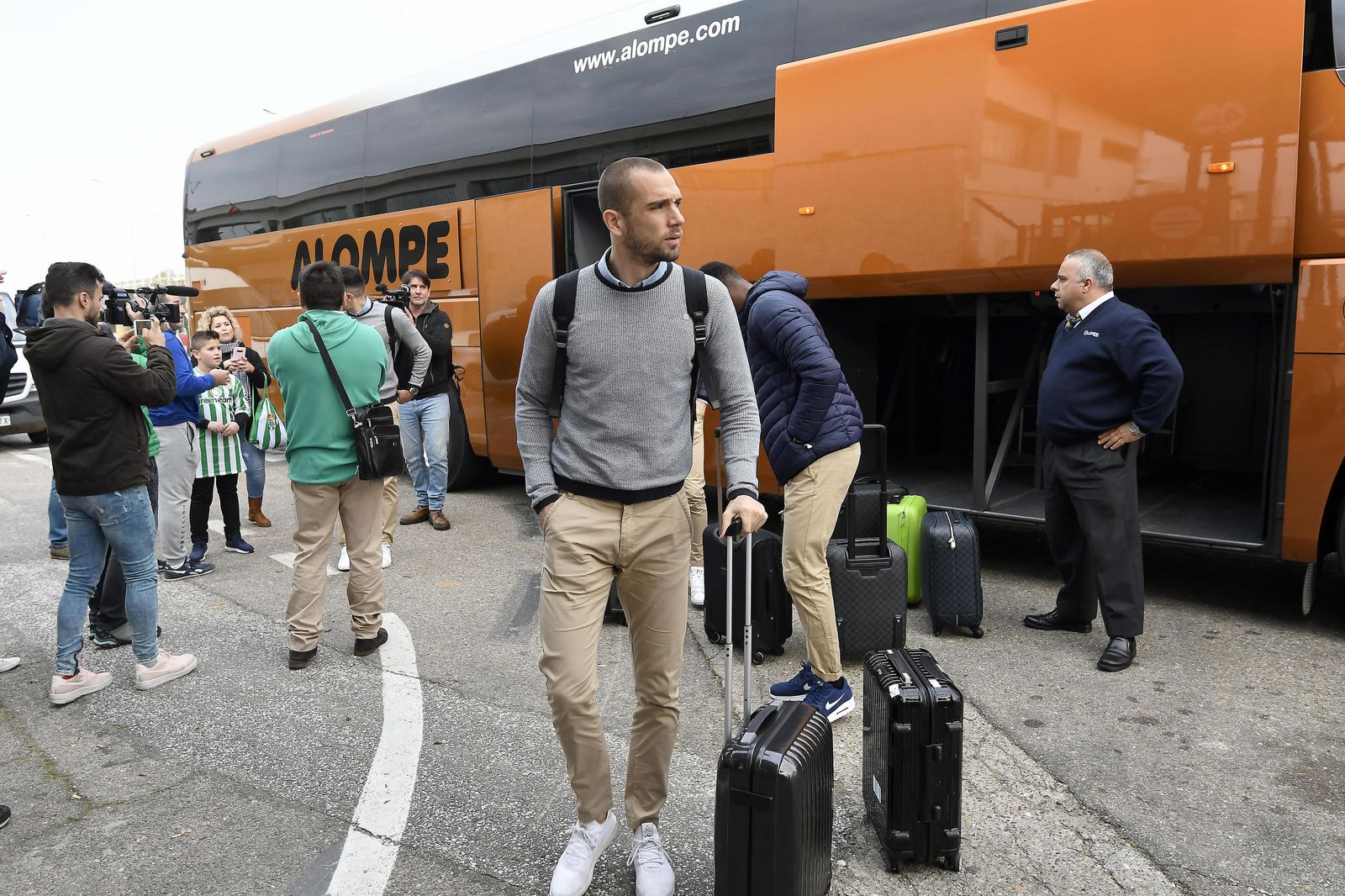 Pau López, junto al autobús de la expedición bética.