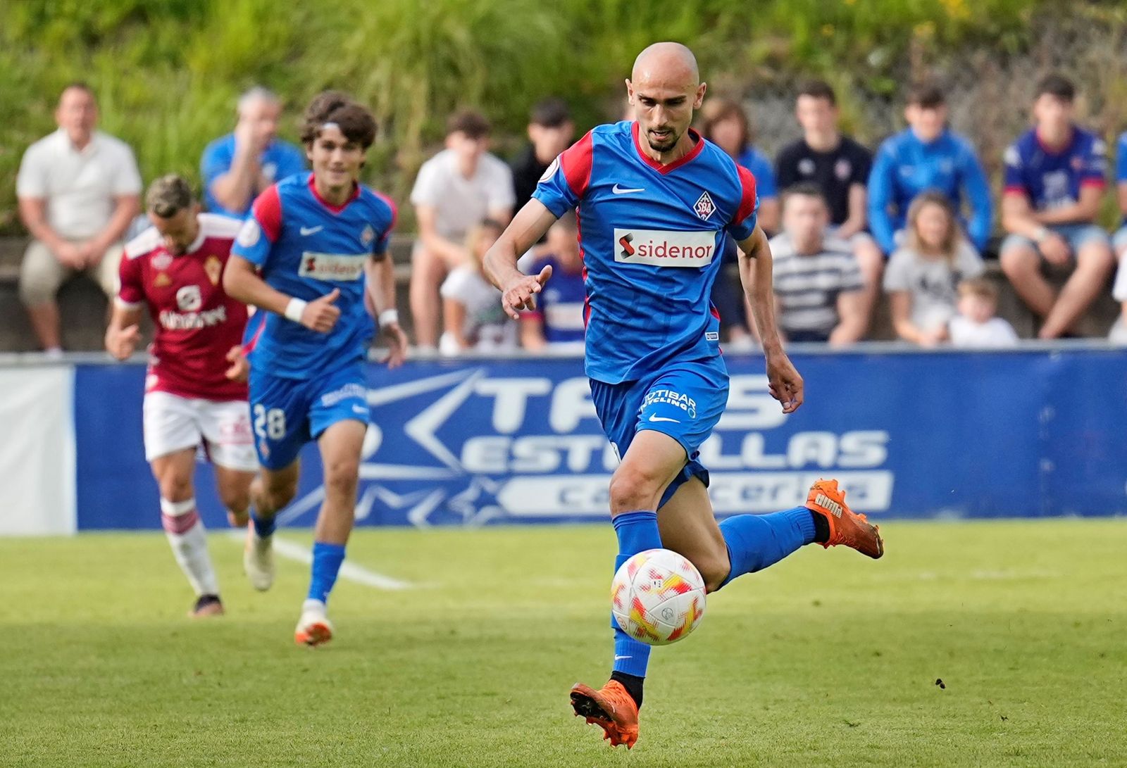 El mediapunta Gorka Iturraspe conduce el balón durante un partido de esta temporada con la SD Amorebieta.
