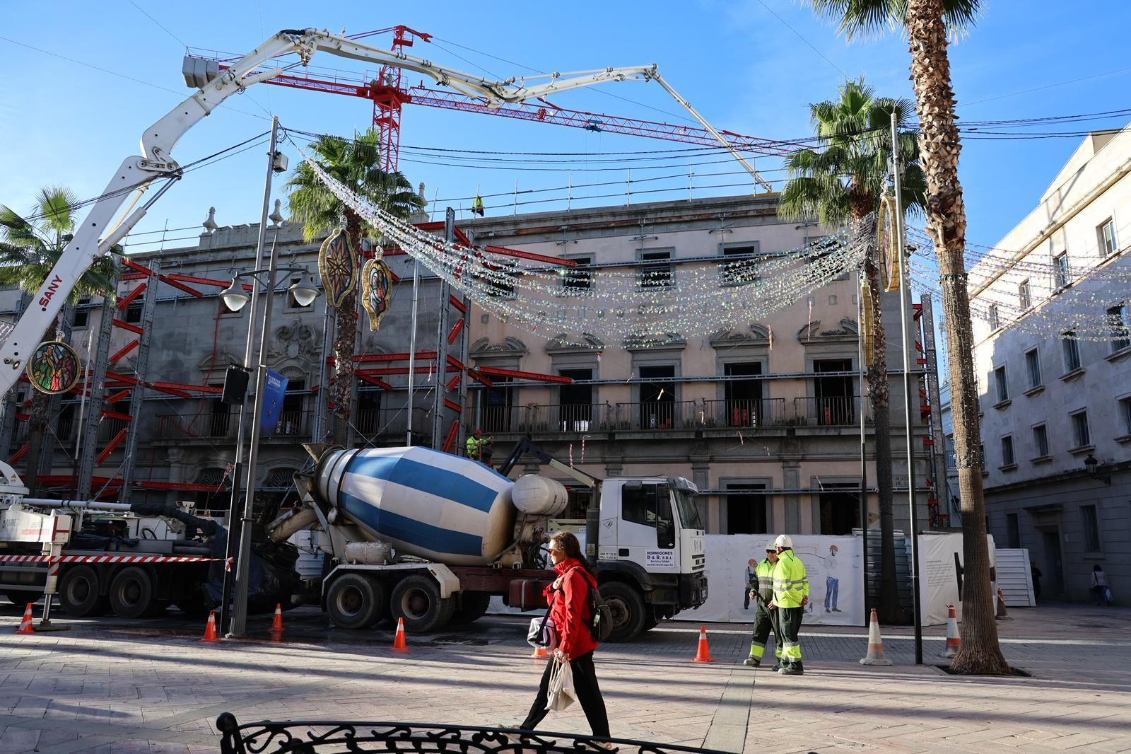 Adiós a las estructuras metálicas de Hacienda: imágenes de la retirada ante el inicio de la Navidad en Huelva