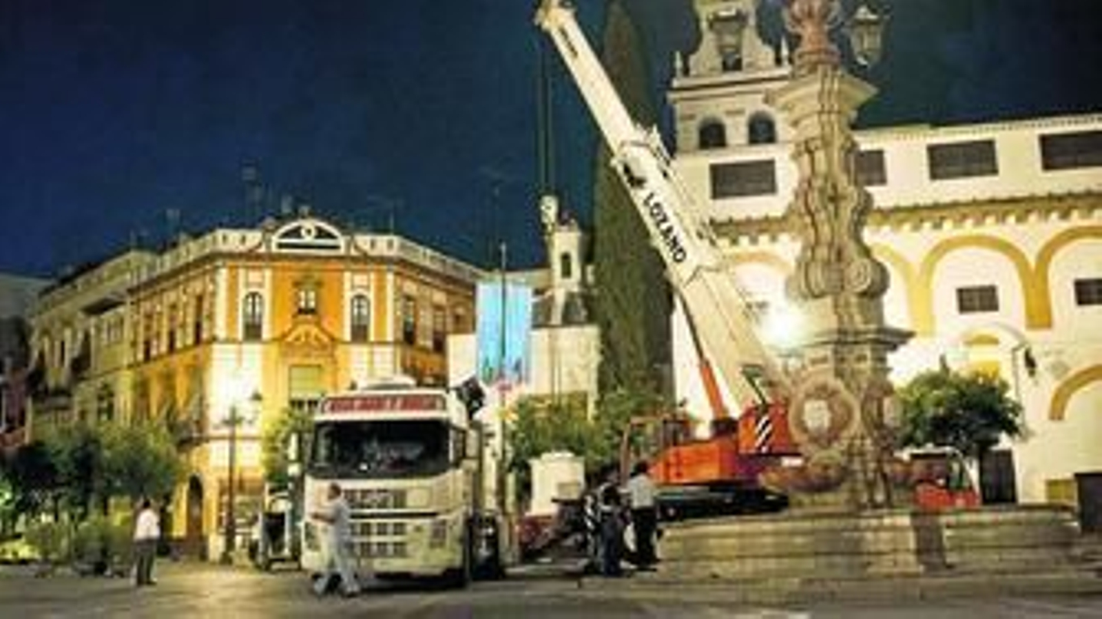 Una grúa de gran tonelaje descargó ayer, antes de que amaneciera, la peana para colocarla en su ubicación.