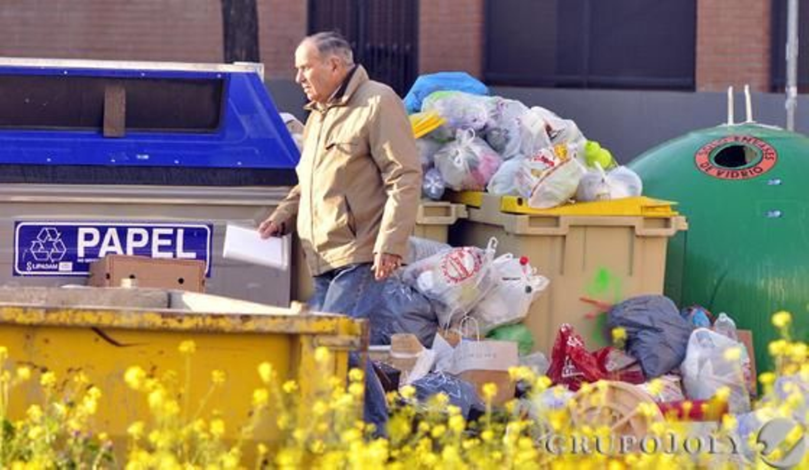 Basura acumulada en las calles en el quinto día de huelga de Lipasam.

Foto: Manuel Gomez