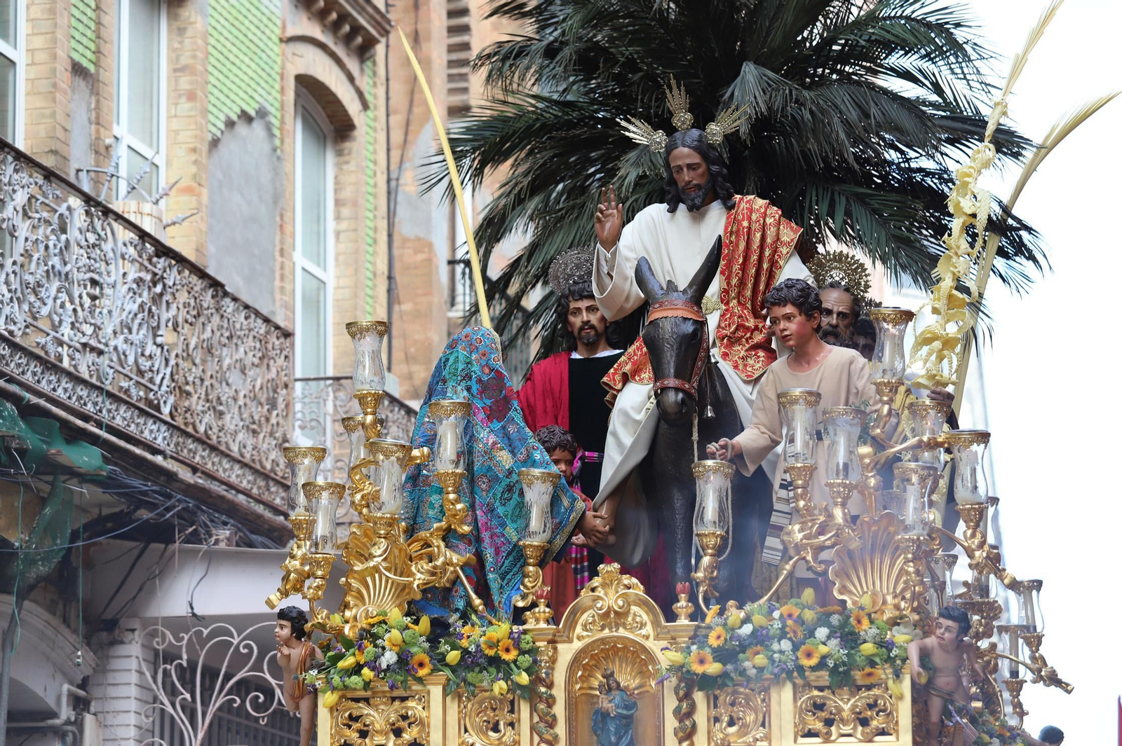 Imágenes del recorrido de la Borriquita  por las calles de Huelva