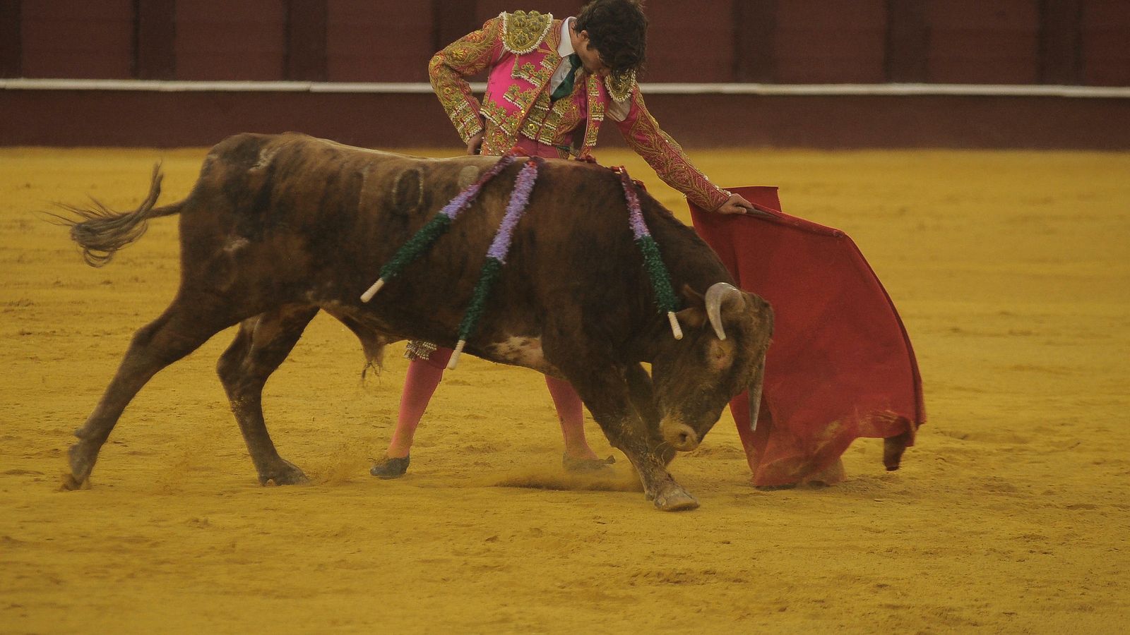 El malagueño Rafael León torea con la izquierda, este domingo, durante su actuación.