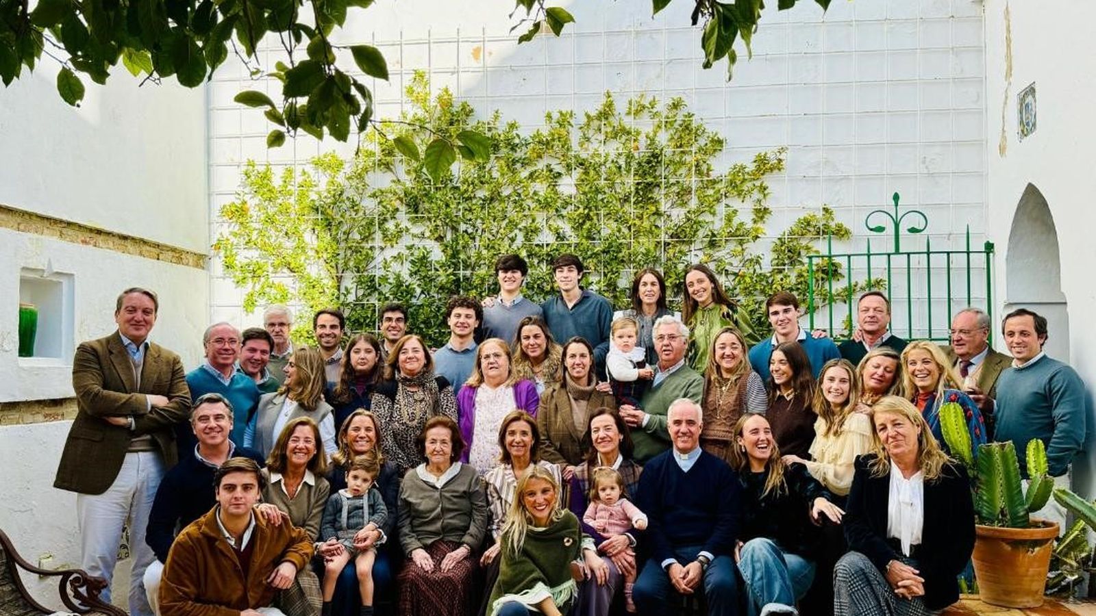 Cuatro generaciones de la familia Jiménez Sánchez-Dalp durante la celebración de los 92 cumpleaños de la matriarca.