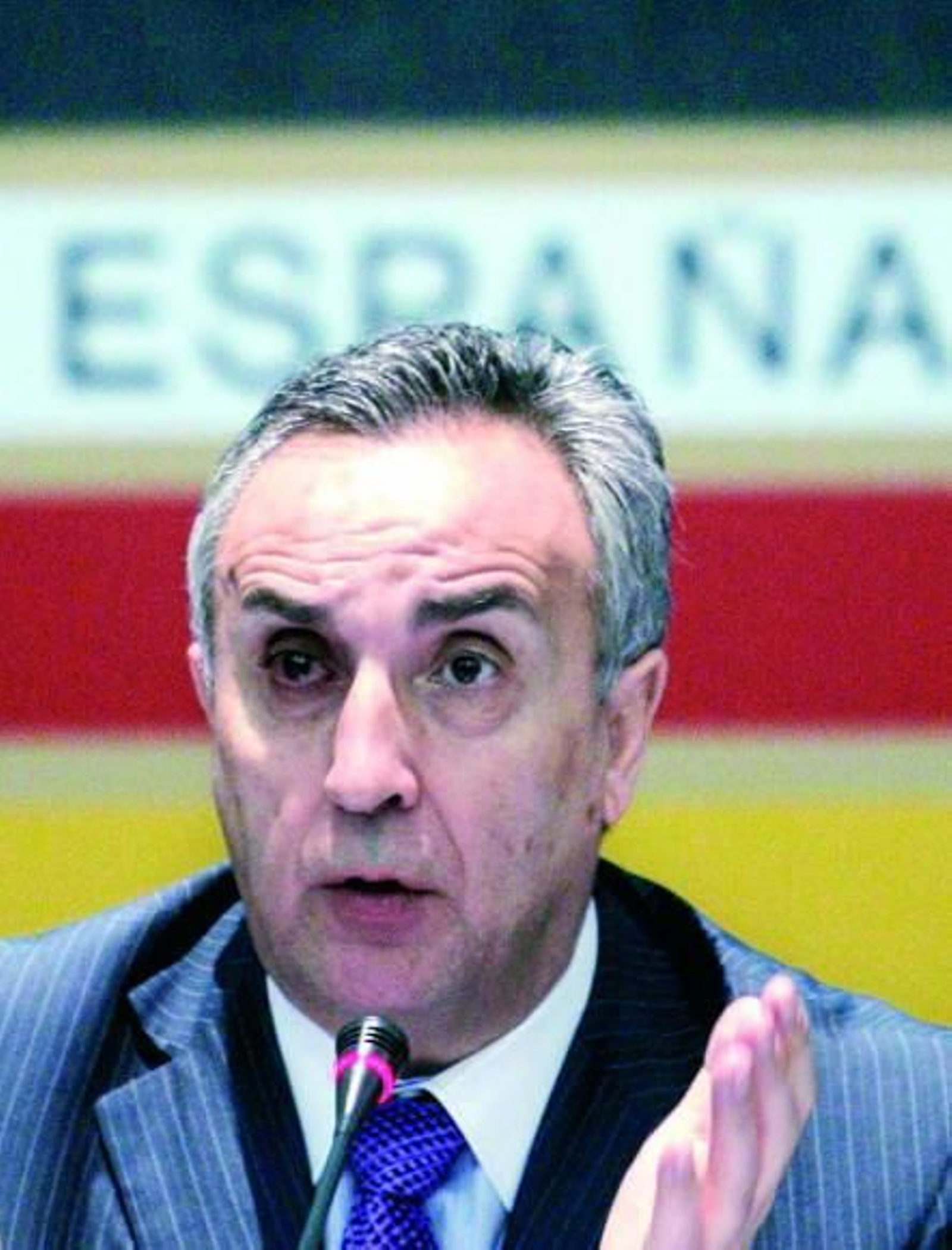 Blanco alega que no se podía pagar por la ropa