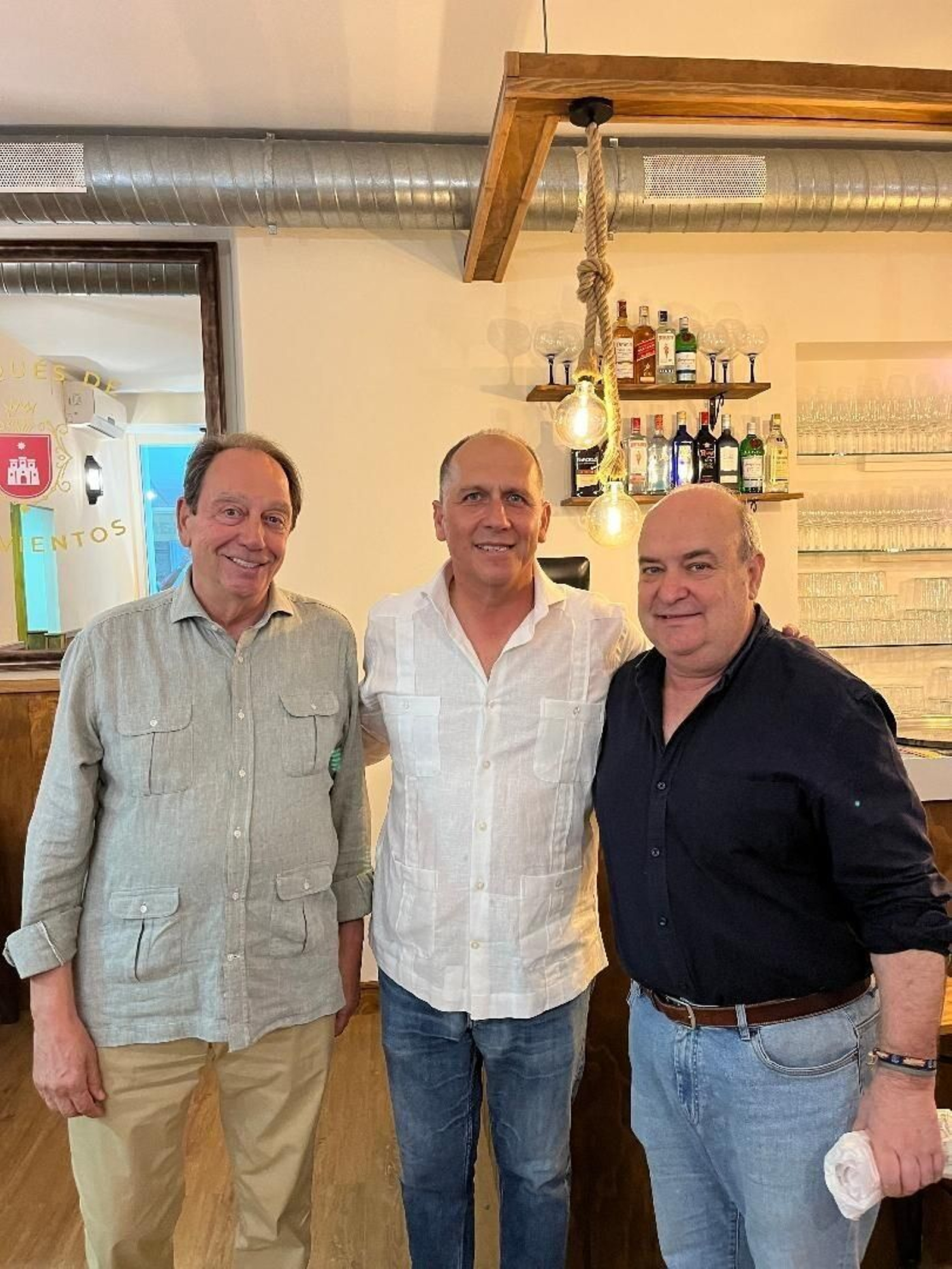 El propietario Fran Lucero con Luis Machuca y Pelayo García Borbolla, durante la inauguración.