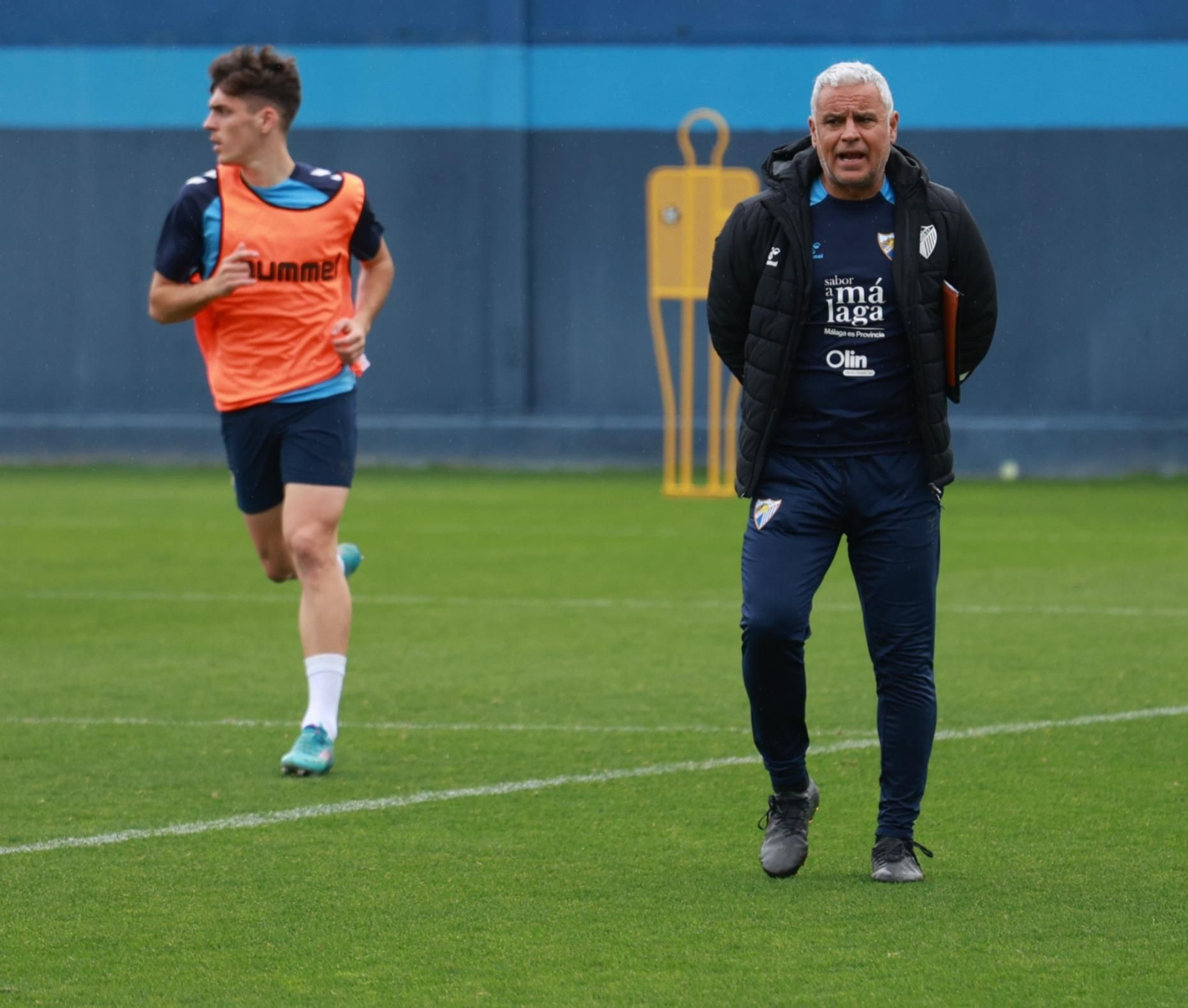 Ramón Enríquez: El capitán reaparece en muletas y sonriente
