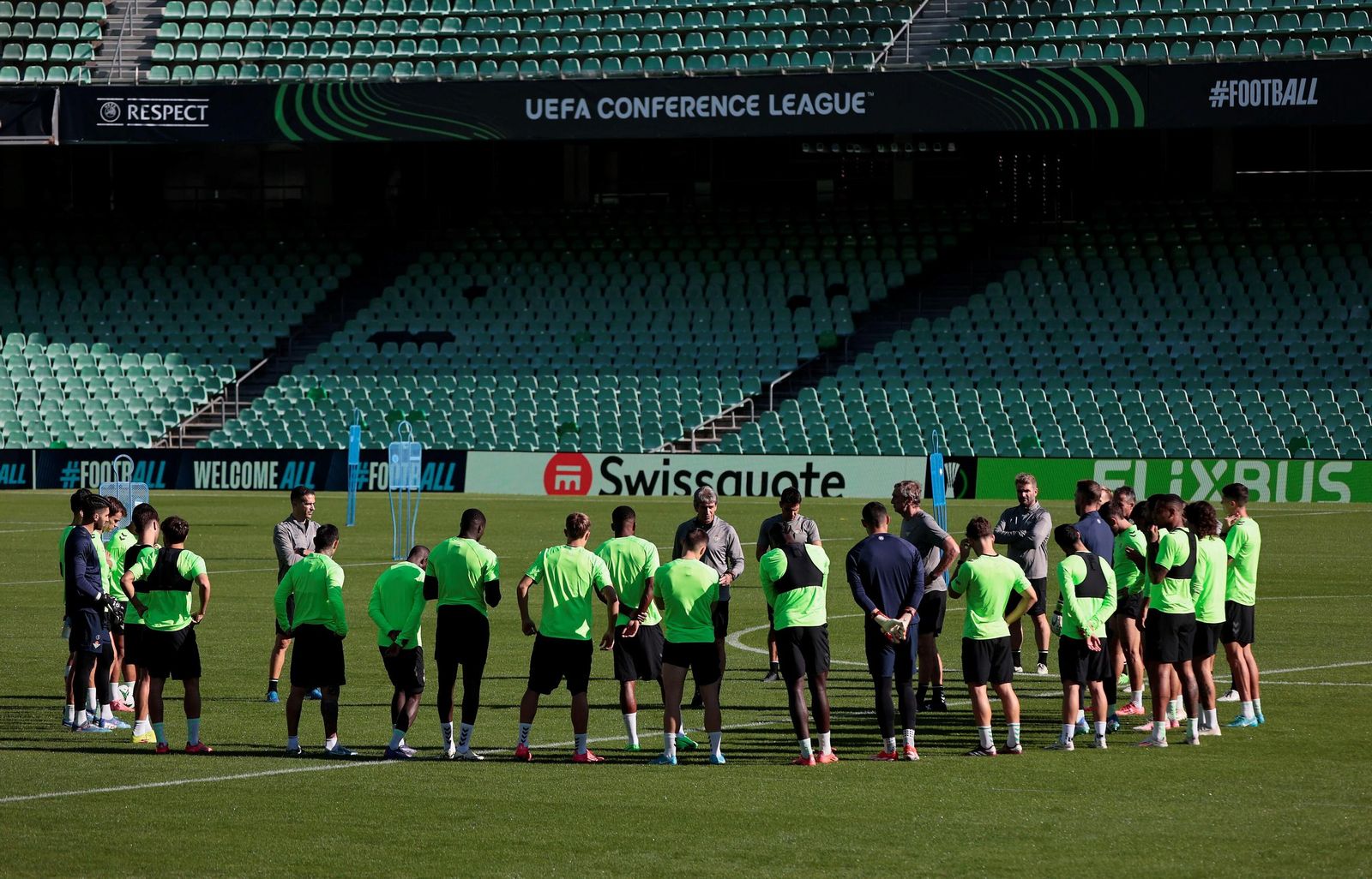 Los jugadores escuchan con atención a Pellegrini.