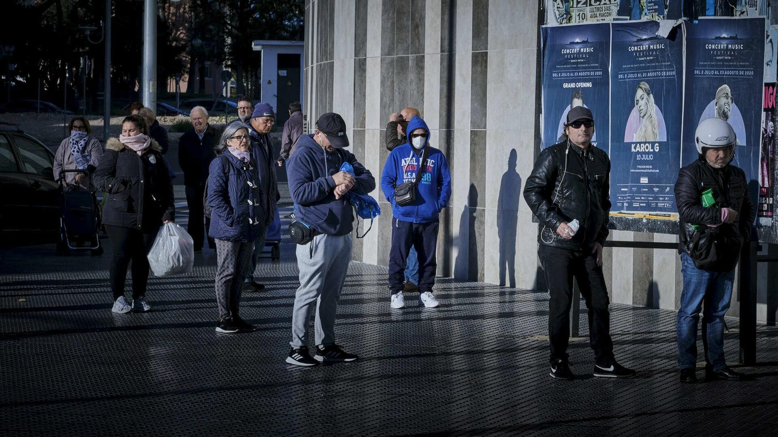 Colas de clientes esperando la apertura de un supermercado de la capital